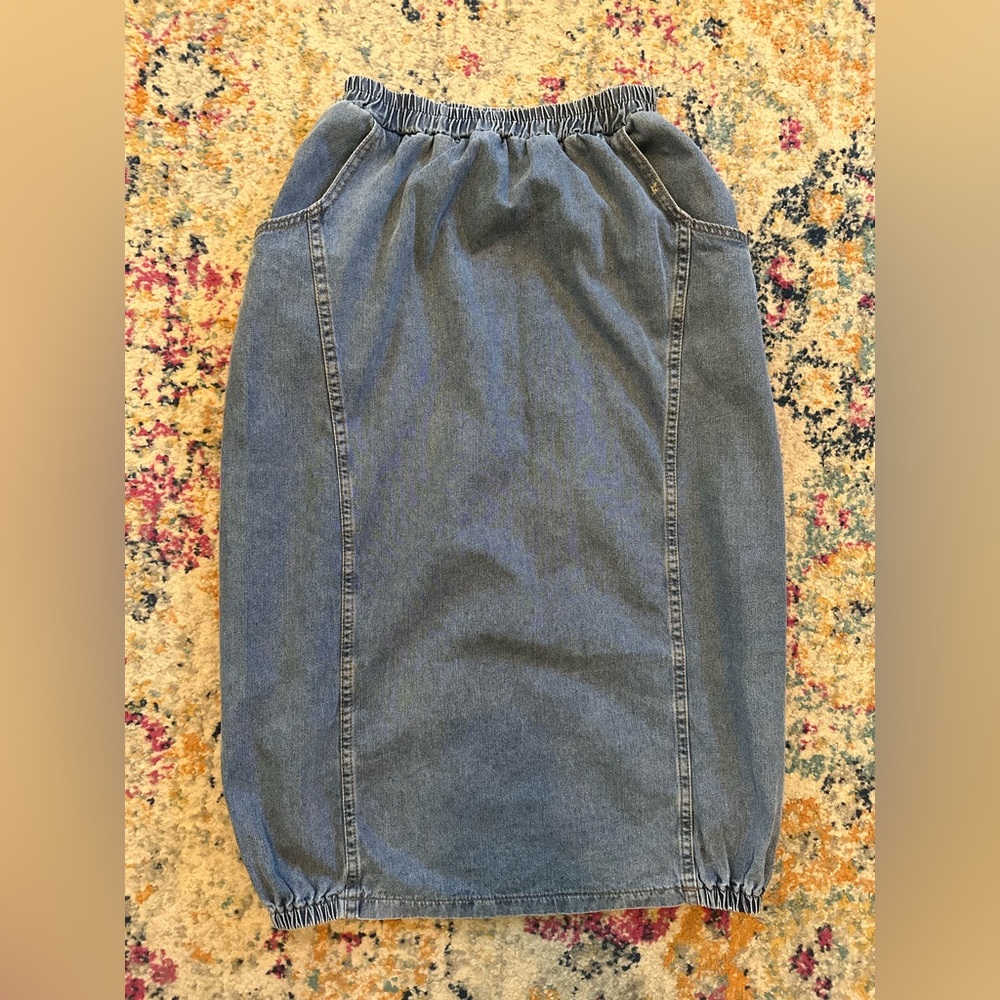 Denim Blue Women's Skirt. Midi Bubble Style. Size Medium. Fits Size 8/10.